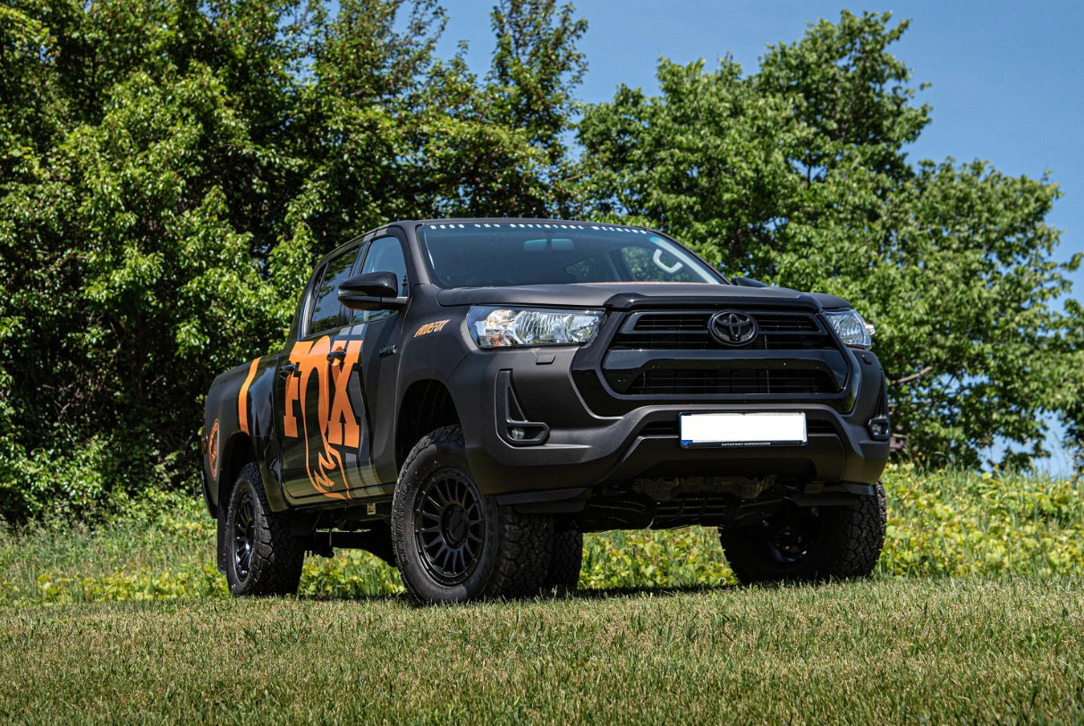 https://serenity-foxfactory.asset.akeneo.cloud/fox_asset_family/media/Toyota_Hilux_2024_B3in_01.jpg