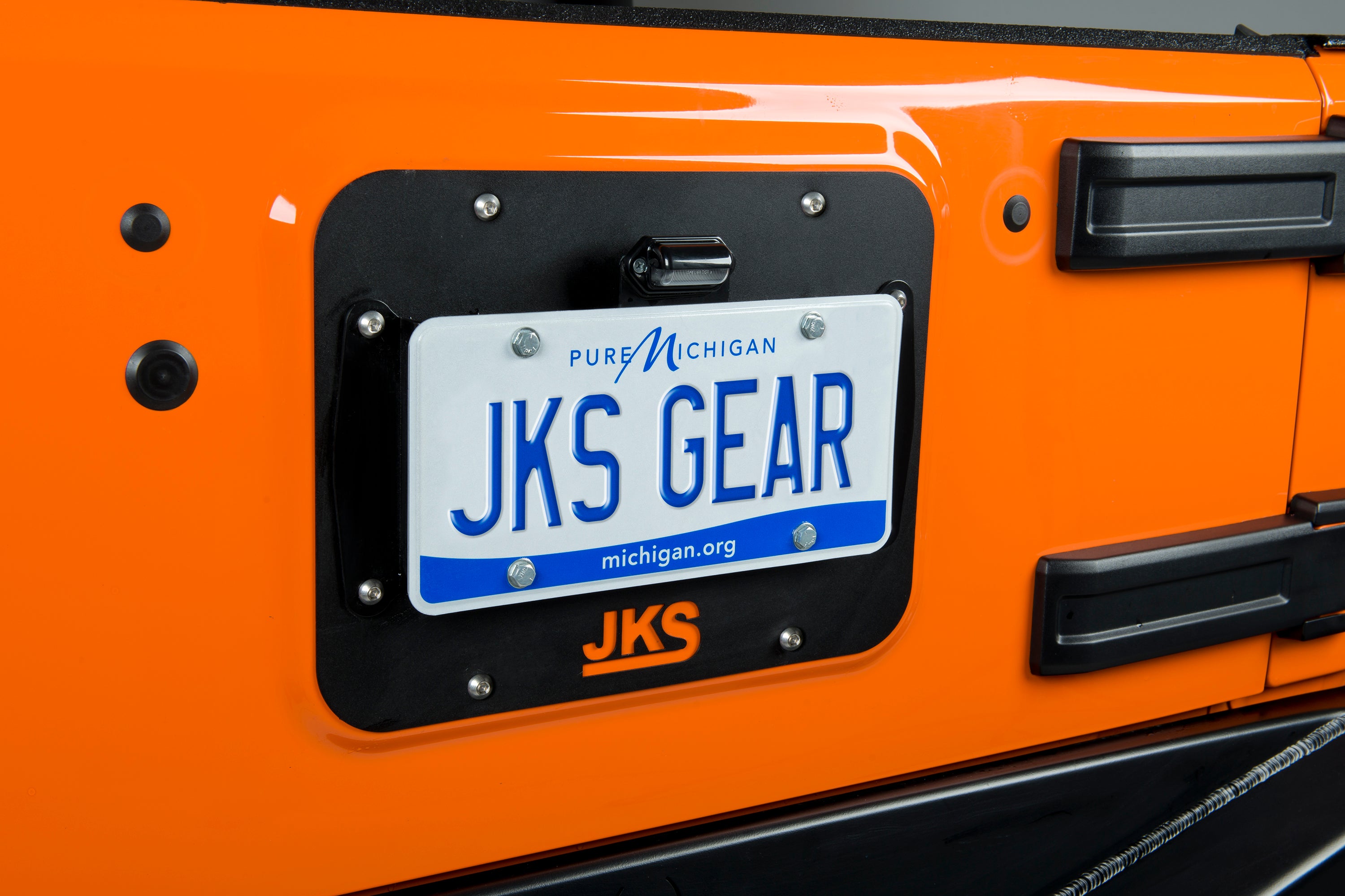 https://serenity-foxfactory.asset.akeneo.cloud/fox_asset_family/media/jks_8200_8210_jeep_license_plate_mount_rotation_1.jpg