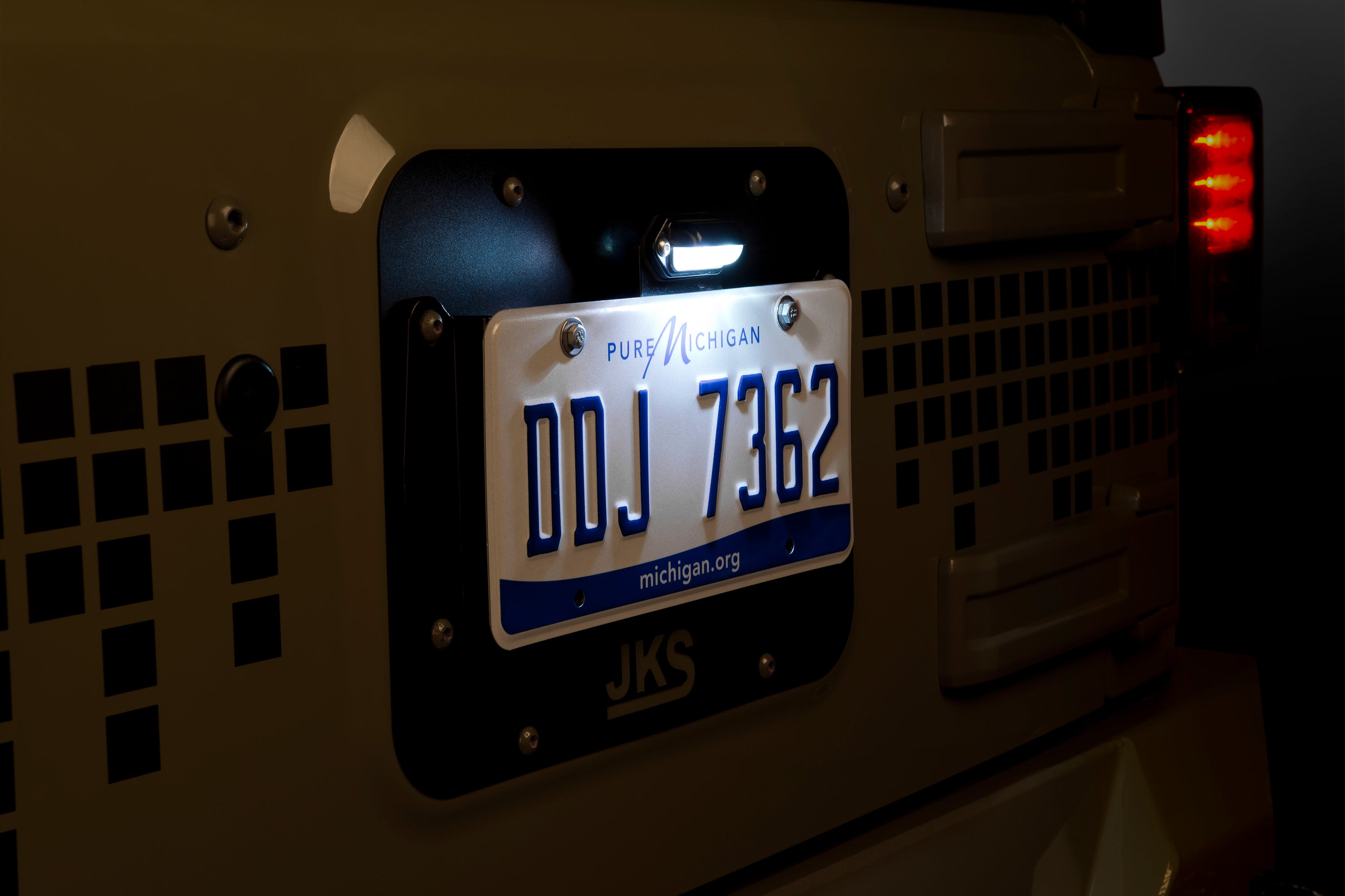 https://serenity-foxfactory.asset.akeneo.cloud/fox_asset_family/media/jks_8200_8210_jeep_license_plate_mount_rotation_3.jpg